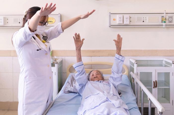 Ngay sau khi can thiệp, cụ bà 91 tuổi tỉnh táo hơn, tay chân liệt cử động lại được.