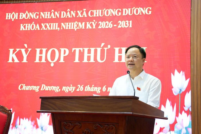 Bí thư Đảng ủy, Chủ tịch HĐND xã Chương Dương Vũ Văn Tuân phát biểu tại kỳ họp.