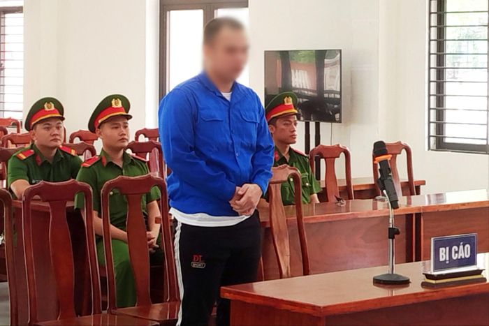 Bị cáo N. H. P. nghe HĐXX tuyên phạt 2 năm 9 tháng tù về tội "Sử dụng trái phép chất ma túy" tại phiên tòa lưu động.