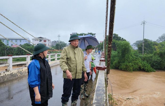 Ngày 26/6, Phó Chủ tịch UBND tỉnh Hoàng Văn Thạch cùng đoàn công tác đã kiểm tra thực tế tình hình tại xóm Nà Tẻng, xã Hòa An và khu vực sông Hiến, phường Thục Phán.