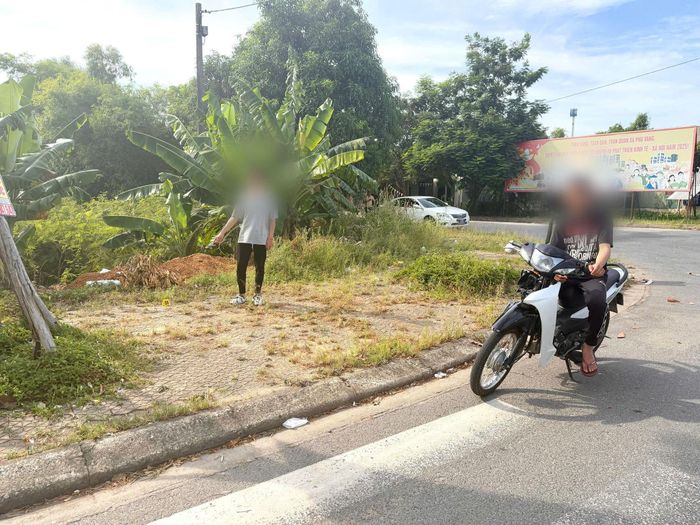 Dựng lại hiện trường vụ ném chai bia của 4 đối tượng. (Ảnh CA)