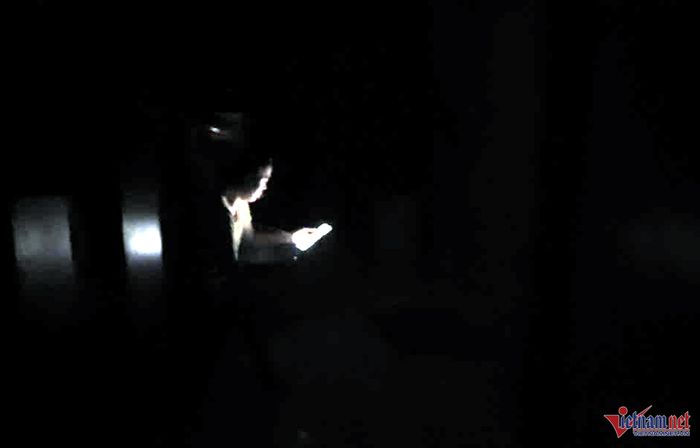 Nhiều người dân thôn An Hạ tìm ánh sáng bằng điện thoại. Ảnh: T.D