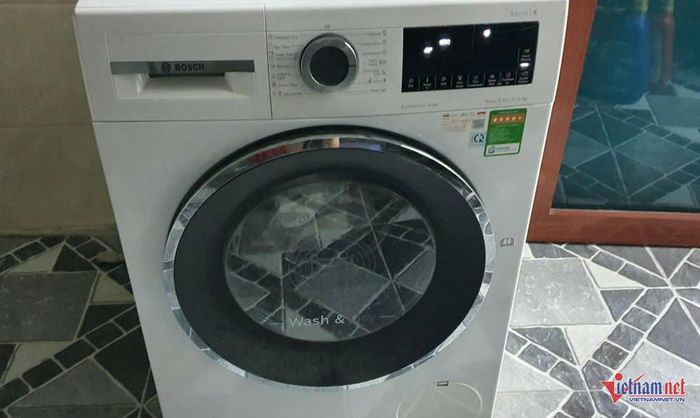Máy giặt nhà anh D. bị hư hỏng nặng. Ảnh: V.T