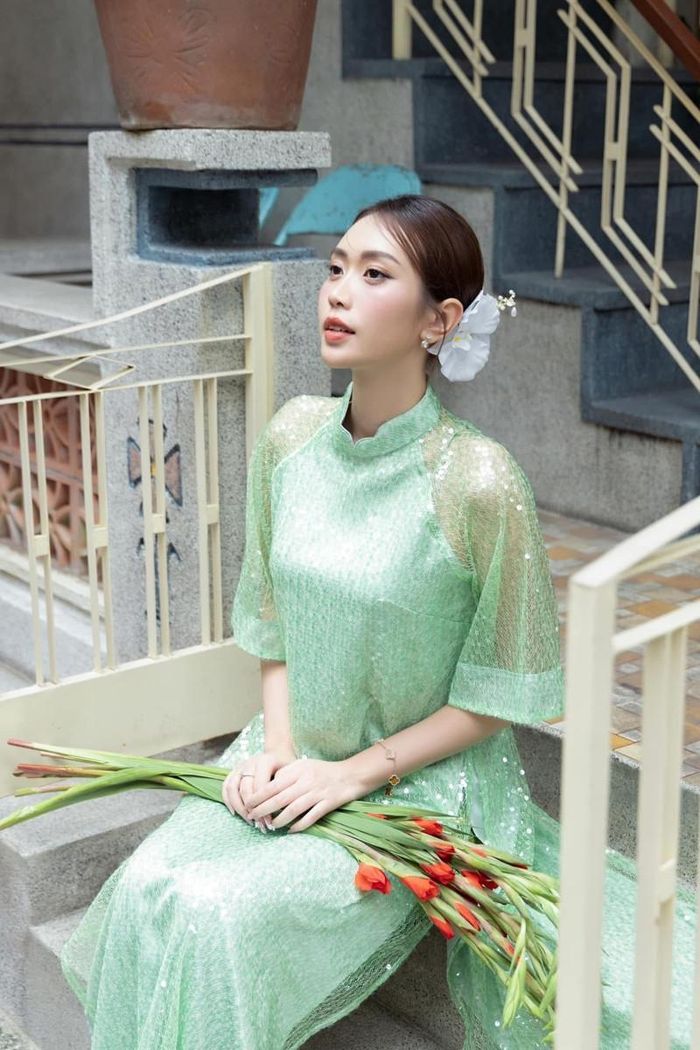 - Từng làm phiên dịch cho Catriona Gray, đăng quang Miss Peace Vietnam 2022, tốt nghiệp Summa Cum Laude tại Mỹ và bây giờ là BTV truyền hình - chị thấy là chính mình nhất ở "vai" nào? Sau tất cả những trải nghiệm đó, con người chị thay đổi như thế nào và đang tìm kiếm điều gì ở người đồng hành tương lai?