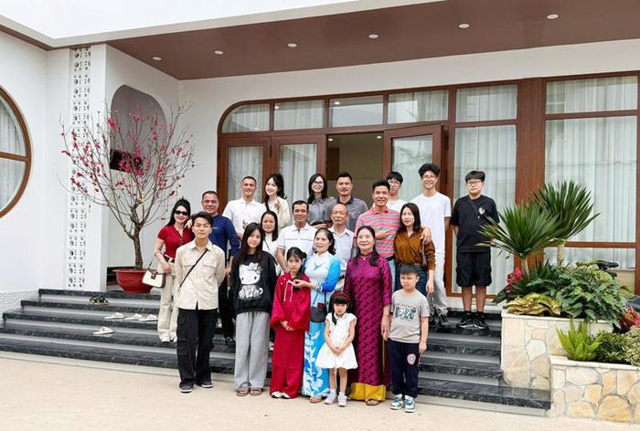 Đại gia đình bên chồng của chị Hoa