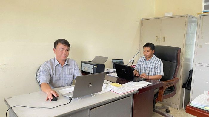 Anh Trần Mạnh (bìa trái) tại trụ sở Đảng ủy xã Keng Đu - Ảnh: NVCC