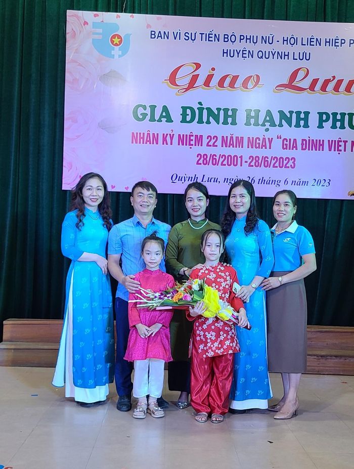Gia đình anh Trần Mạnh chụp ảnh cùng các chị em Hội LHPN huyện Quỳnh Lưu cũ (áo xanh) - Ảnh: NVCC