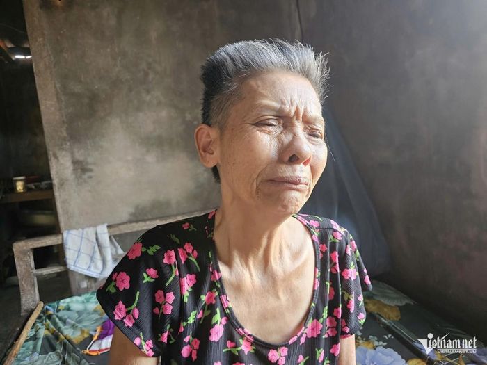 Thương con gái, bà Hoan khóc nghẹn. Ảnh: Hải Sâm