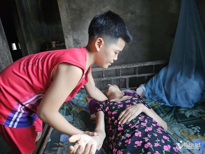 Bố mẹ vào viện điều trị, mỗi ngày đi học về, cậu bé Thành lại nấu cơm, chăm sóc bà ngoại bị liệt. Ảnh: Hải Sâm
