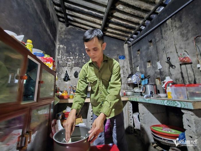 Nguồn sống cả gia đình anh Thanh chủ yếu dựa vào vài sào ruộng cùng những công việc làm thuê bấp bênh. Ảnh: Hải Sâm