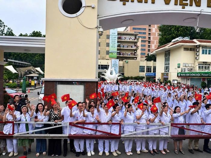 Các y bác sĩ Bệnh viện Bạch Mai tại cơ sở 1 tiễn đồng nghiệp lên chuyến tàu đầu tiên đến cơ sở 2 ở Ninh Bình. Ảnh: P.Nhung