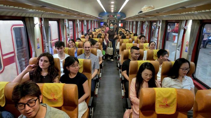 Đoàn tàu PL1 chở 500 cán bộ, y bác sỹ Bệnh viện Bạch Mai từ Hà Nội về cơ sở ở Ninh Bình. 