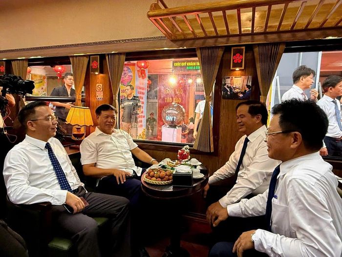 Lãnh đạo Bộ Y tế, Bệnh viện Bạch Mai và Tổng công ty Đường sắt Việt Nam trên chuyến tàu PL1. Ảnh: P. Nhung