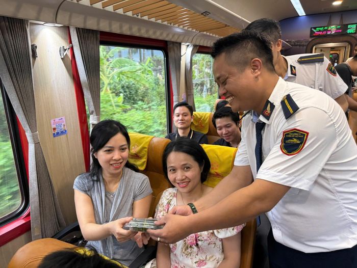 Các y bác sĩ được phục vụ ăn sáng trên tàu. Ảnh: P.Nhung