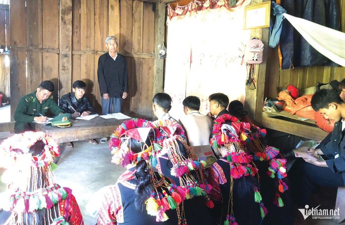 Cán bộ Đội vận động quần chúng Đồn Biên phòng Pa Ủ (BĐBP tỉnh Lai Châu) cùng ông Ly Xạ Phu dự một buổi sinh hoạt Chi bộ tại bản Pha Bu, xã Pa Ủ