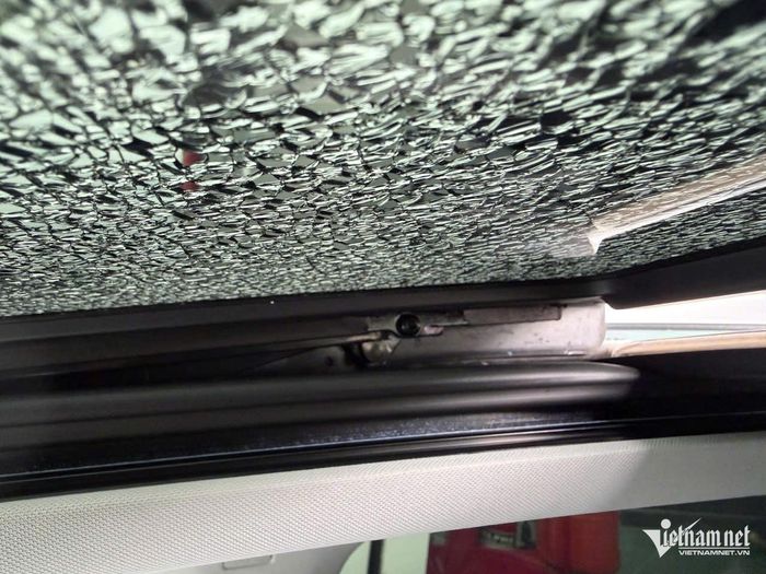 Volkswagen Việt Nam vẫn khẳng định kính bị tác động bởi yếu tố bên ngoài dẫn đến nứt vỡ lan truyền trên bề mặt kính, do vậy không đồng ý bảo hành cho anh Thanh. Ảnh NVCC