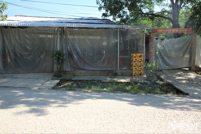 Trời nắng bụi bay mù mịt, mưa xuống lại lầy lội trơn trượt. Nhiều nhà dân phải dùng bạt che chắn, đóng cửa cả ngày để tránh bụi.