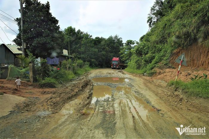 Các phương tiện phải di chuyển chậm, nhất là tại những đoạn cong cua, khuất tầm nhìn.