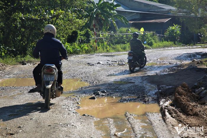 Theo người dân địa phương, việc đi lại qua tuyến đường này gặp nhiều vất vả, nhất là vào mùa mưa.