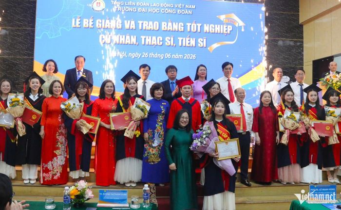 Ban lãnh đạo Trường ĐH Công đoàn cùng các giảng viên trao bằng tốt nghiệp cho các thủ khoa của các ngành học ở đợt tốt nghiệp năm 2026. Ảnh: Thanh Hùng