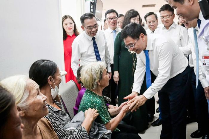 Phó Thủ tướng Nguyễn Văn Thắng thăm hỏi người dân tới khám bệnh sáng nay. Ảnh: Trọng Tùng.