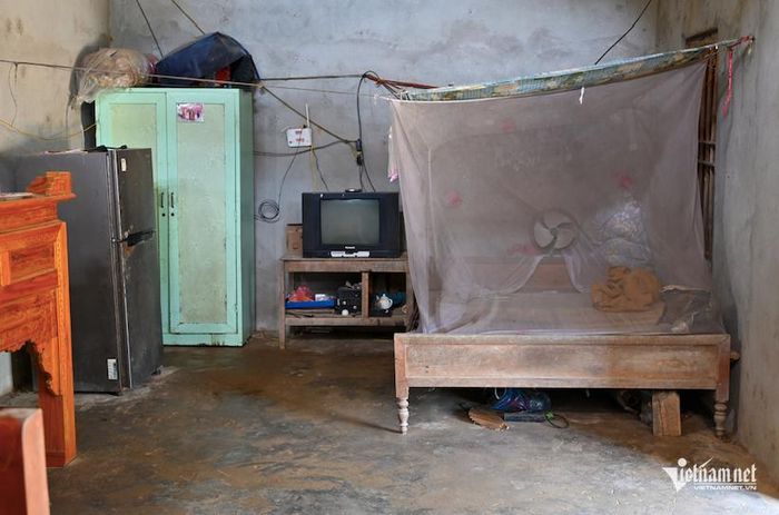 Đồ đạc trong nhà ông Tính chẳng có gì đáng giá. Ảnh: Thu Hiền