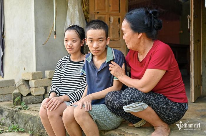 Người mẹ già chỉ lo tương lai của hai người con tật nguyền. Ảnh: Thu Hiền