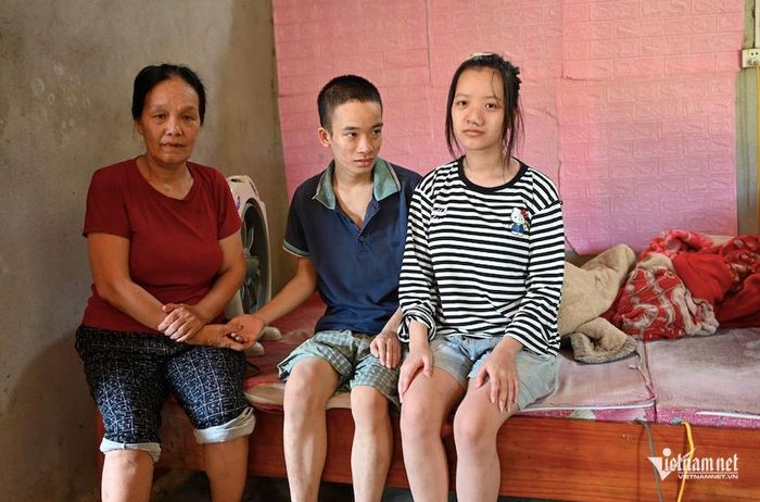 Gần 20 tuổi nhưng Hải vẫn chỉ như đứa trẻ, mọi sinh hoạt cá nhân đều phải nhờ người thân hỗ trợ. Còn Hồng tuy tỉnh táo hơn anh trai nhưng vẫn chậm chạp so với các bạn cùng trang lứa. Ảnh: Thu Hiền