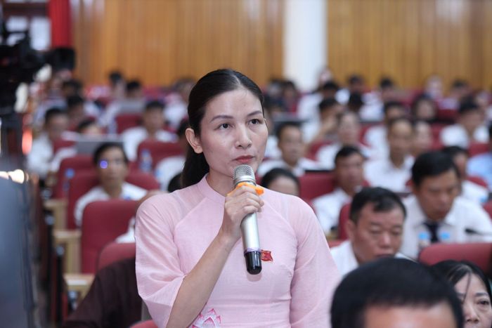 Đại biểu Đinh Thị Hồng Vân đặt câu hỏi tại phiên chất vấn. Ảnh: ĐBND Hà Tĩnh