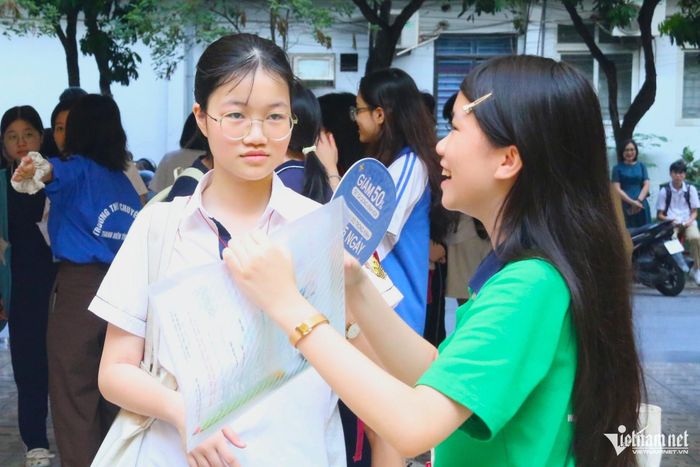 Thí sinh dự thi lớp 10 Trường THPT Chuyên ĐH Sư phạm năm 2026. Ảnh: Thanh Hùng.