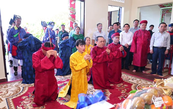 Lãnh đạo, nguyên lãnh đạo Công ty Yến sào Khánh Hòa thực hiện nghi lễ dâng hương lên thủy tổ ngành nghề yến sào.