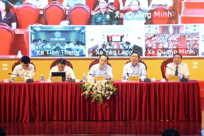 Đại biểu HĐND TP Hà Nội tiếp xúc cử tri. Ảnh: Mai Hữu