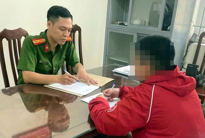 Đối tượng N.H.Y. làm việc với cơ quan công an. Ảnh: CACC.