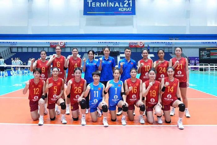 Ở tuyển bóng chuyền U18 nữ Việt Nam, Nguyễn Châm Anh (28) thi đấu ở vị trí chủ công. 