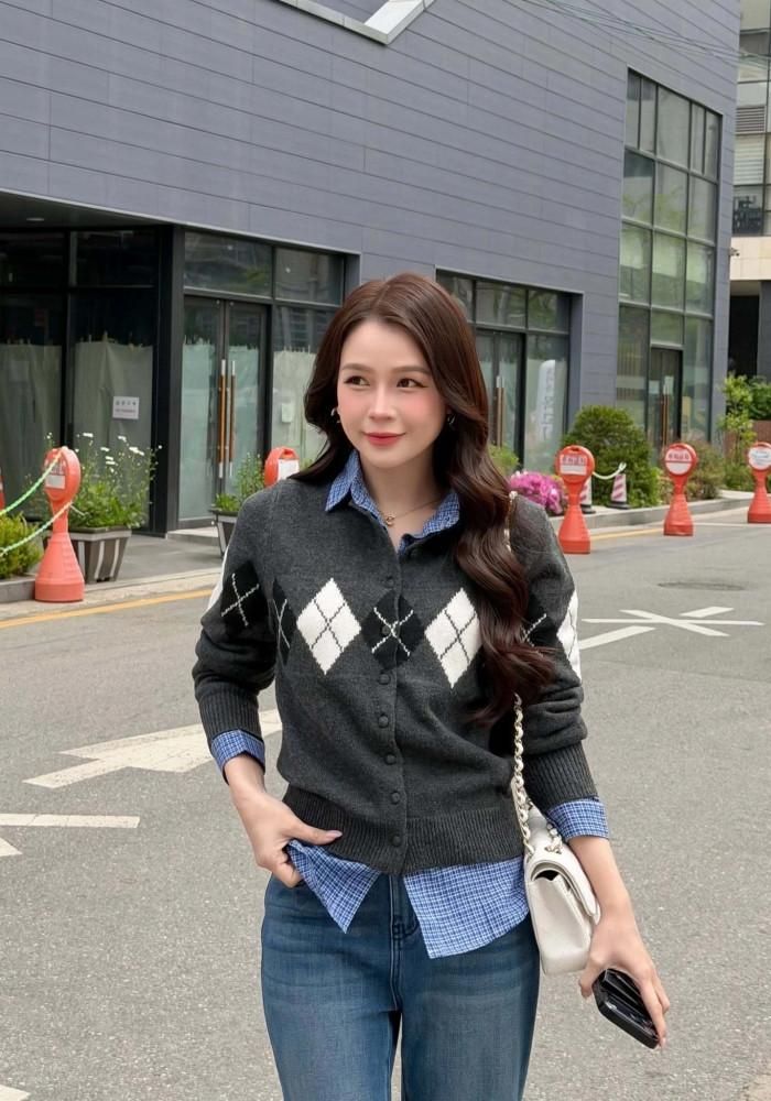 Diễn viên Sam dạo bước trên đường phố Hàn Quốc. 
