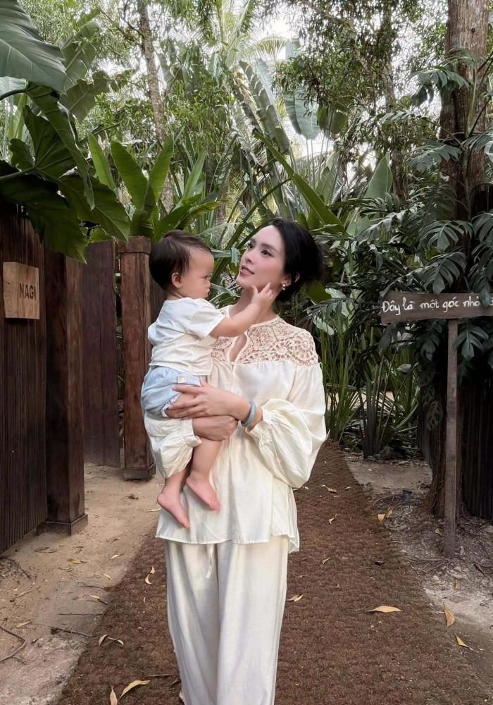 Diễn viên Quỳnh Lương trêu con gái quá giống bố. 