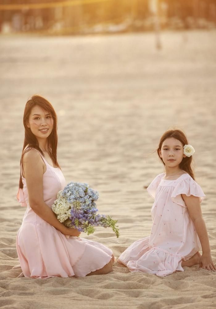 Siêu mẫu Hà Anh mặc đồng điệu mừng sinh nhật con gái. 