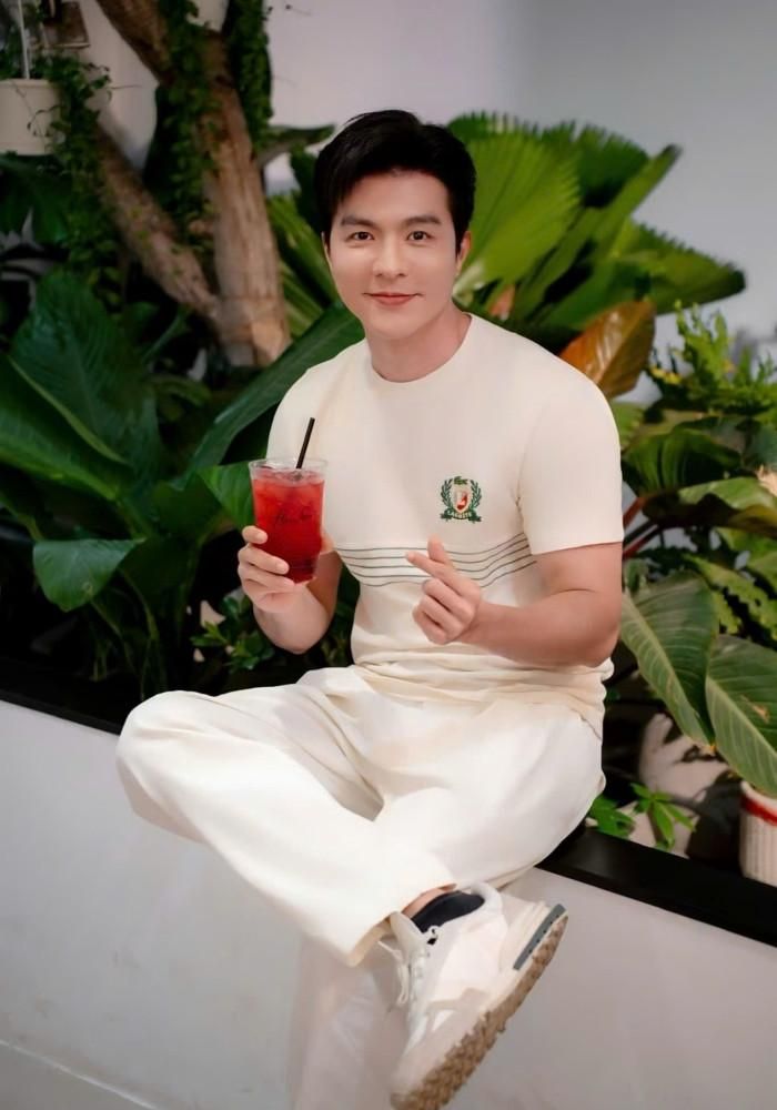 Diễn viên Steven Nguyễn thưởng thức món nước mới tại quán của mình. 