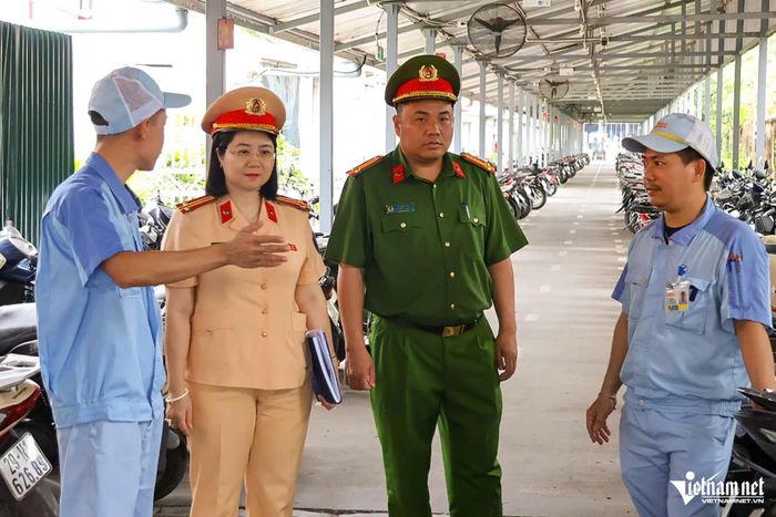 Tổ công tác àm việc với đại diện Công ty TNHH Điện Stanley Việt Nam. Ảnh: Đình Hiếu