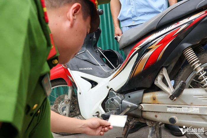 Lực lượng chức năng kiểm tra phương tiện. Ảnh: Đình Hiếu
