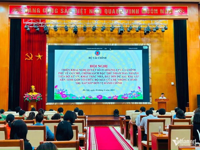 Lãnh đạo Cục Quản lý công sản (Bộ Tài chính) giới thiệu cơ chế, chính sách đặc thù nhằm đẩy nhanh việc xử lý, khai thác nhà, đất dôi dư. Ảnh: Nguyễn Lê