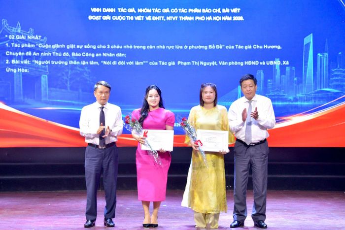 Giải Nhất được trao cho tác giả Chu Hương, Chuyên đề An ninh Thủ đô, Báo Công an nhân dân và tác giả Phạm Thị Nguyệt, Văn phòng HĐND và UBND xã Ứng Hòa.