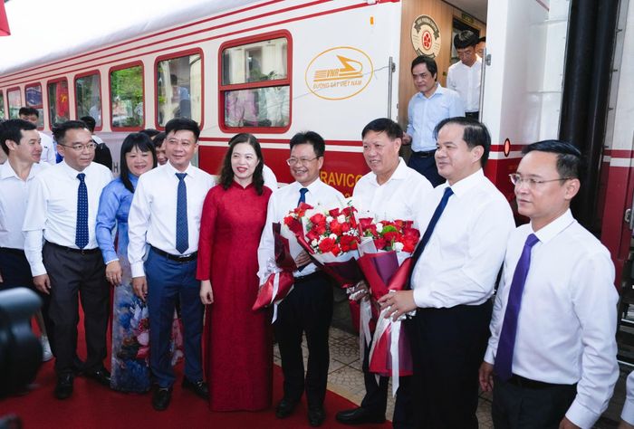 "Đoàn tàu Bạch Mai" không đơn thuần là phương tiện đưa đón, cán bộ, viên chức từ Hà Nội tới Ninh Bình làm việc; đó là còn là biểu tượng của sự kết nối, của khát vọng đưa y tế chất lượng cao đến hơn, gần hơn với người dân.