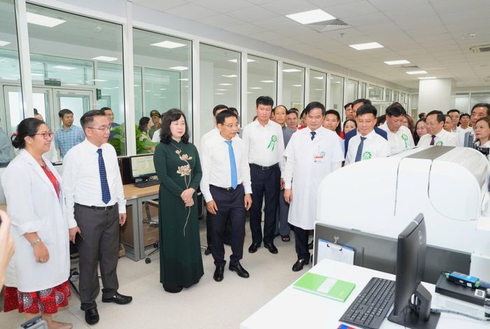 Phó Thủ tướng Nguyễn Văn Thắng, Bộ trưởng Bộ Y tế Đào Hồng Lan cùng các đại biểu tham quan cơ sở vật chất của Bệnh viện Bạch Mai cơ sở Ninh Bình.