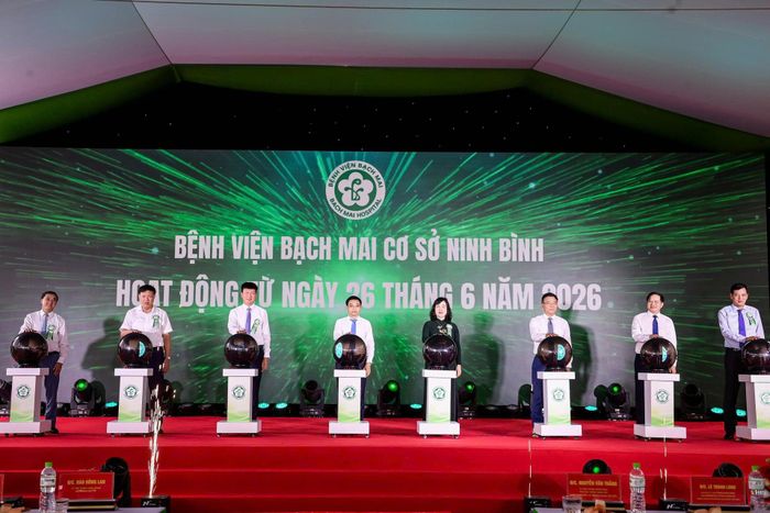 Phó Thủ tướng Nguyễn Văn Thắng, Bộ trưởng Bộ Y tế Đào Hồng Lan và các đại biểu thực hiện nghi thức khai trương hoạt động Bệnh viện Bạch Mai cơ sở Ninh Bình.