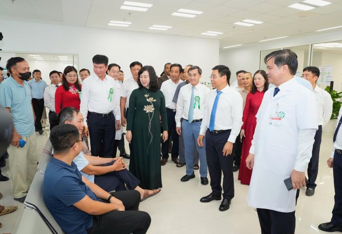 Phó Thủ tướng Nguyễn Văn Thắng, Bộ trưởng Bộ Y tế Đào Hồng Lan và các đại biểu thăm hỏi bệnh nhân đến khám tại Bệnh viện Bạch Mai cơ sở Ninh Bình trong ngày khai trương.