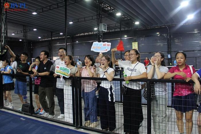  ...luôn cổ vũ nhiệt tình cho các đồng đội, đồng nghiệp để đạt được kết quả và thành tích tốt nhất.