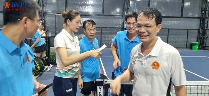  Ngoài vận động viên tham gia thi đấu, nữ trọng tài trẻ cũng là một trong những "bóng hồng" trên sân...