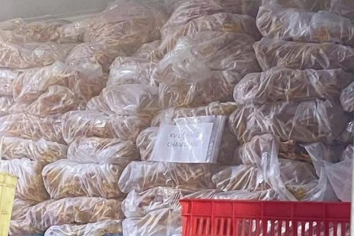 Chân gà nguyên liệu không rõ nguồn gốc, xuất xứ tại kho đông lạnh của công ty.
