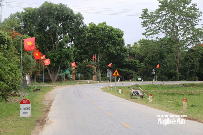 Đường cờ ngang qua bản Boong. Ảnh: K.L
